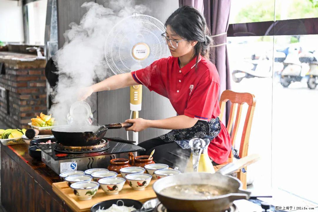 全网追的“扁担女孩”，找了一份暑假工，时薪12元 - 金昌生活资讯 - 金昌28生活网 jinchang.28life.net